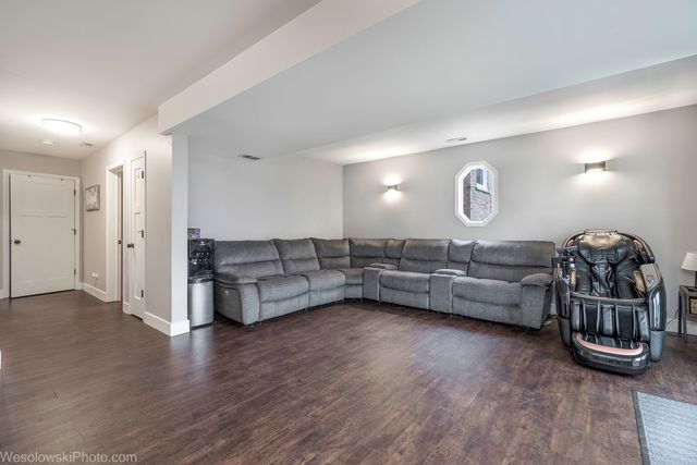 3525 N Pioneer Avenue, Chicago, IL 60634