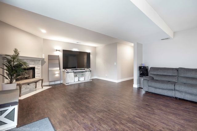 3525 N Pioneer Avenue, Chicago, IL 60634