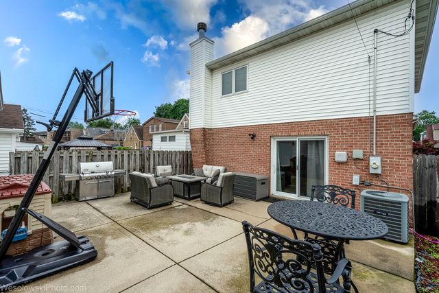 3525 N Pioneer Avenue, Chicago, IL 60634