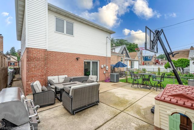 3525 N Pioneer Avenue, Chicago, IL 60634