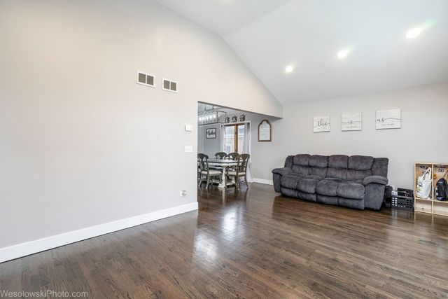 3525 N Pioneer Avenue, Chicago, IL 60634