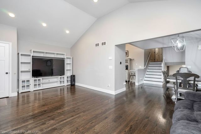3525 N Pioneer Avenue, Chicago, IL 60634