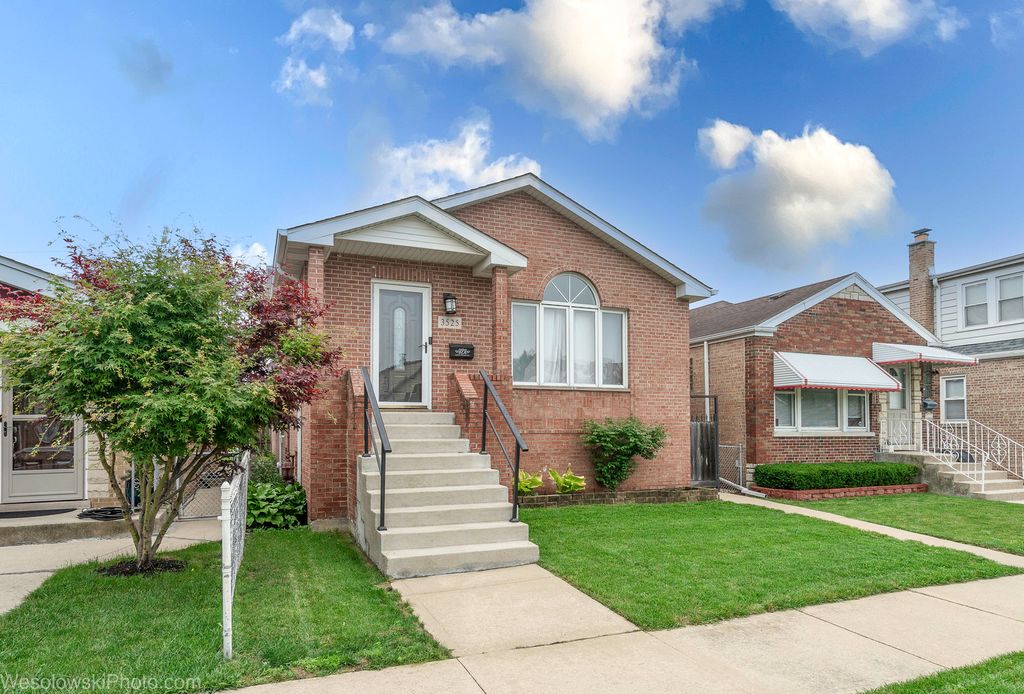 3525 N Pioneer Avenue, Chicago, IL 60634