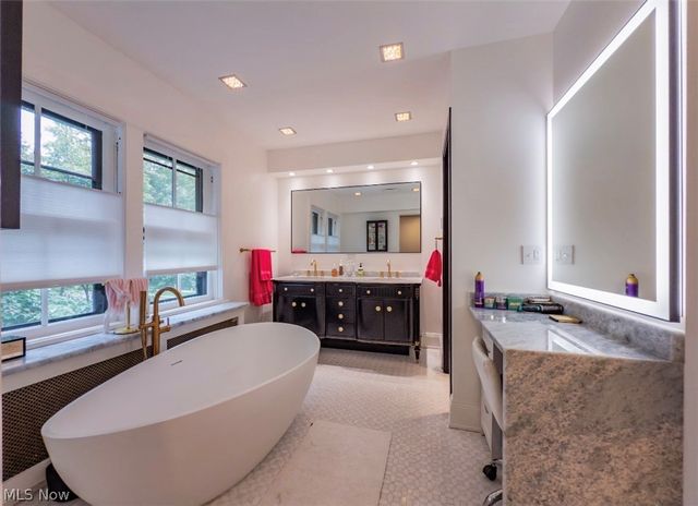 10494 Lake Shore Boulevard, Bratenahl, OH 44108