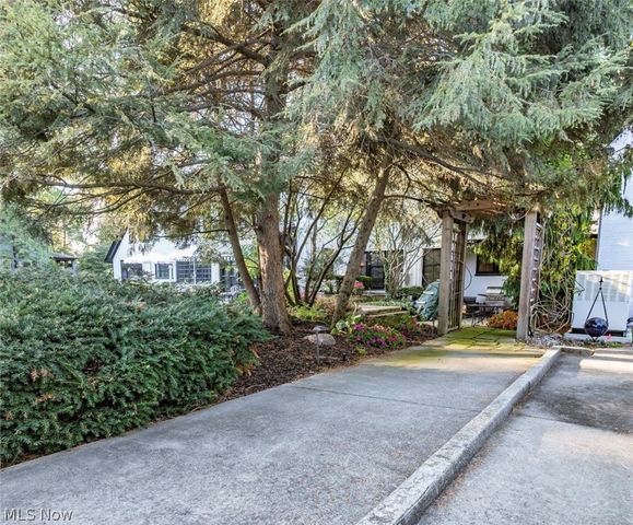 10494 Lake Shore Boulevard, Bratenahl, OH 44108