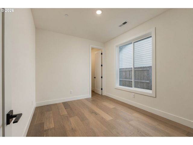 154 E AIREDALE Ave, La Center, WA 98629