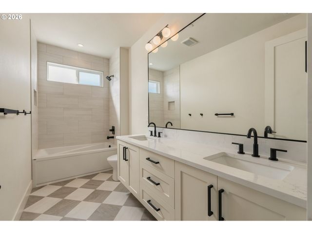 154 E AIREDALE Ave, La Center, WA 98629