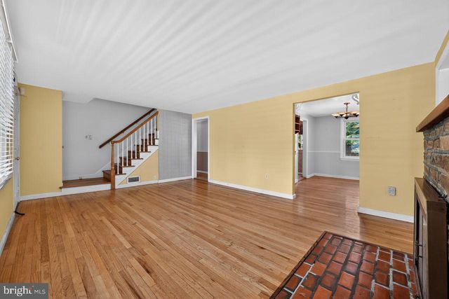20 LAWNDALE DR, Yardley, PA 19067