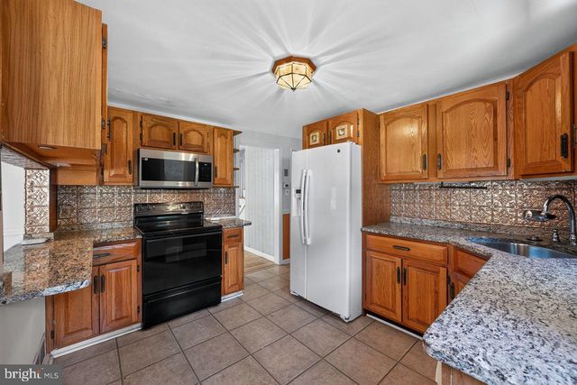 20 LAWNDALE DR, Yardley, PA 19067