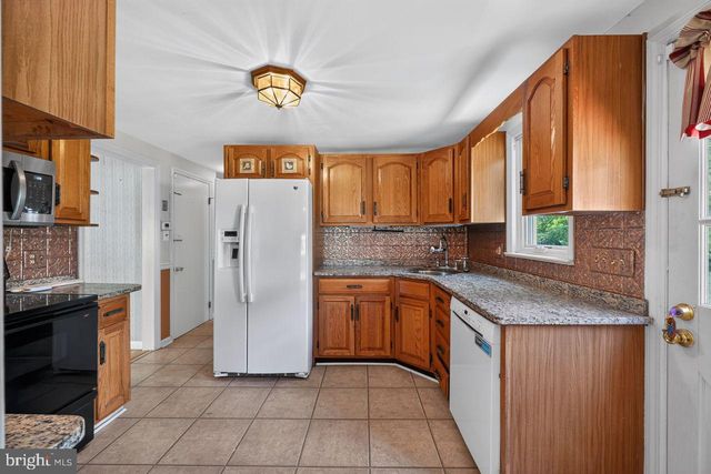 20 LAWNDALE DR, Yardley, PA 19067