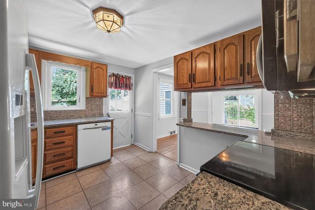 20 LAWNDALE DR, Yardley, PA 19067