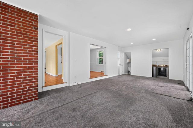 20 LAWNDALE DR, Yardley, PA 19067