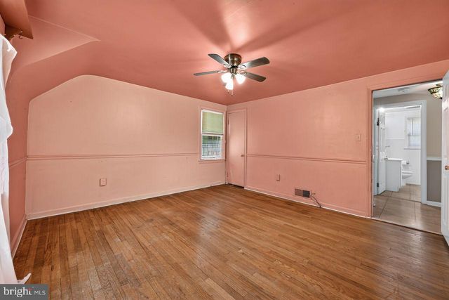 20 LAWNDALE DR, Yardley, PA 19067