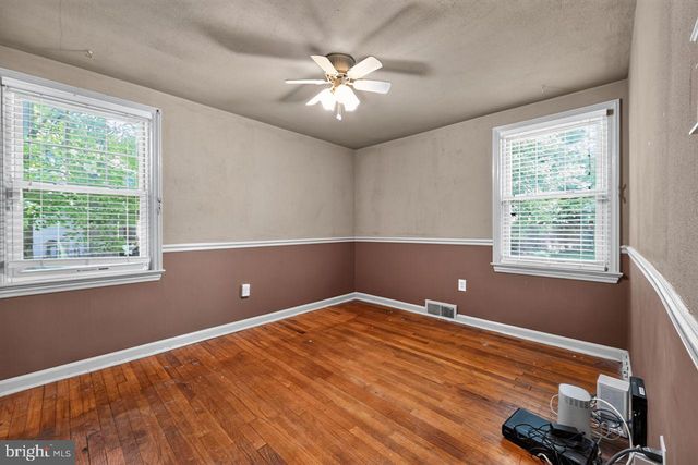 20 LAWNDALE DR, Yardley, PA 19067