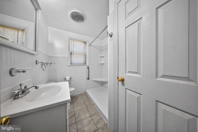 20 LAWNDALE DR, Yardley, PA 19067