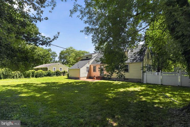 20 LAWNDALE DR, Yardley, PA 19067