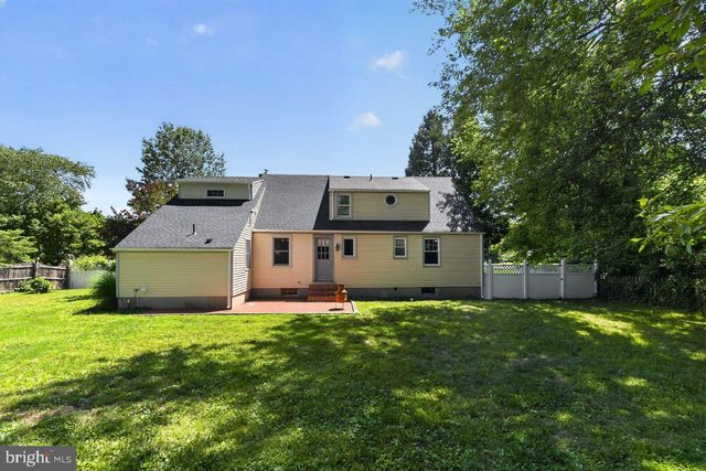 20 LAWNDALE DR, Yardley, PA 19067