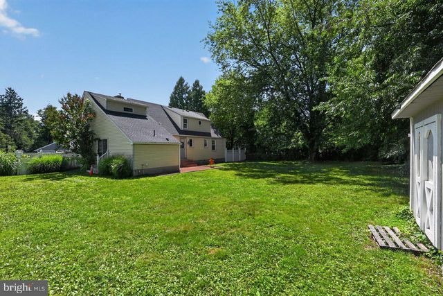 20 LAWNDALE DR, Yardley, PA 19067