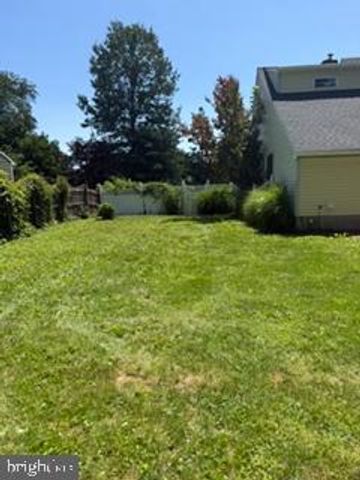 20 LAWNDALE DR, Yardley, PA 19067