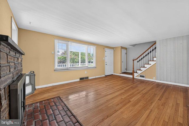 20 LAWNDALE DR, Yardley, PA 19067