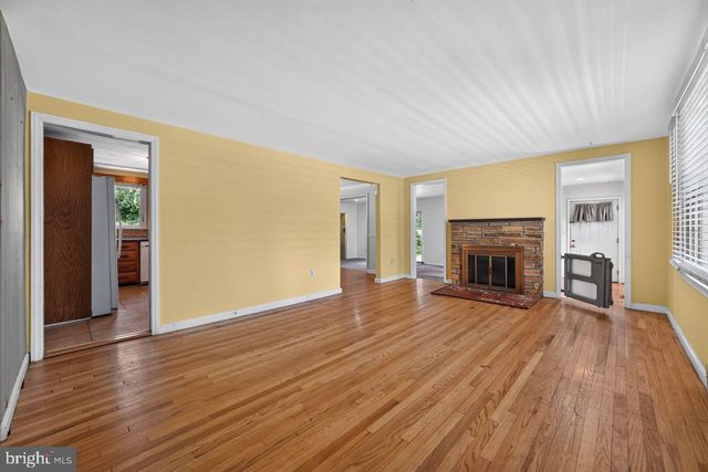 20 LAWNDALE DR, Yardley, PA 19067