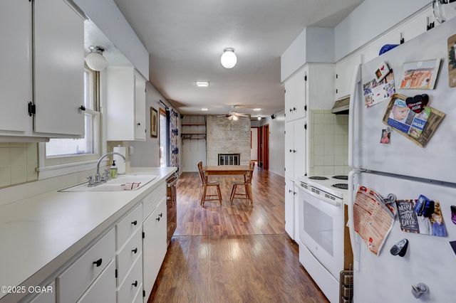 1910 Wynwood Drive, Carthage, MO 64836