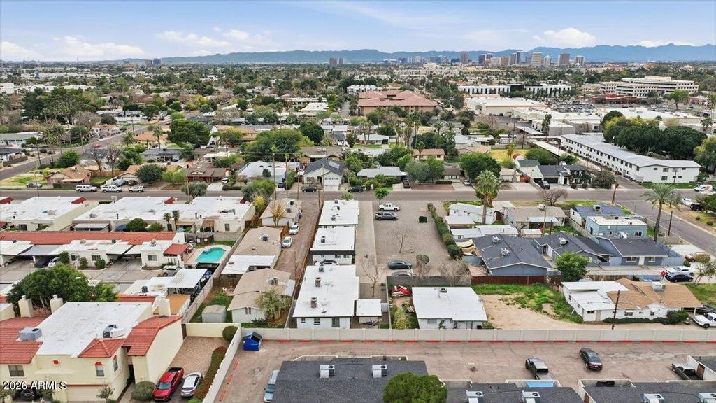 Image 6 of property listing at 920 E MONTEBELLO Avenue, Phoenix, AZ 85014