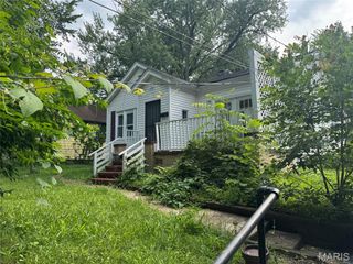 2426 Mary Avenue, St Louis, MO 63136