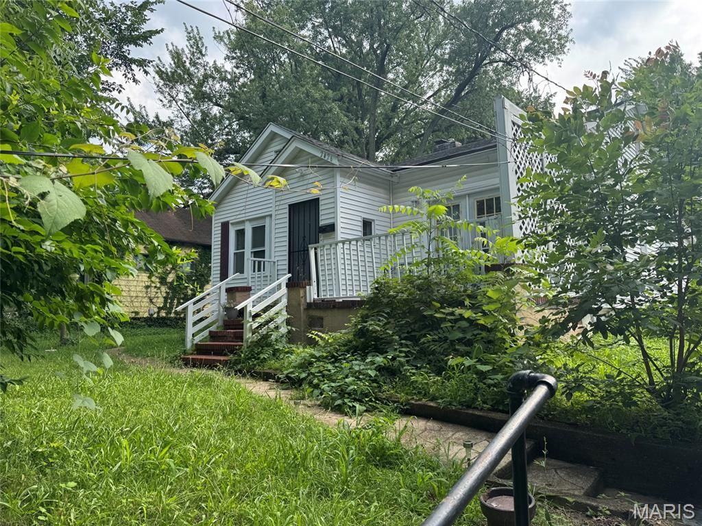 2426 Mary Avenue, St Louis, MO 63136