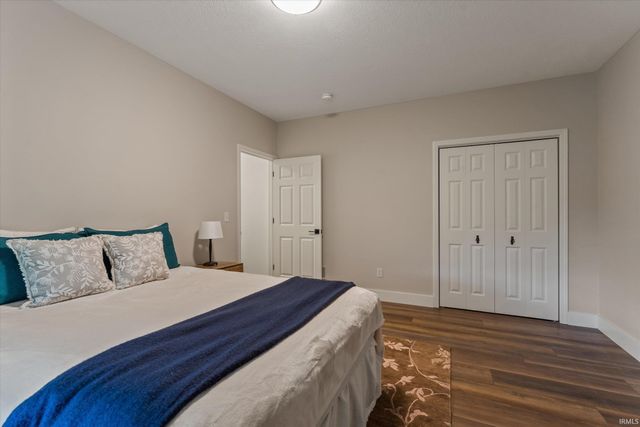 51215 Enchanted Oak Court, South Bend, IN 46628