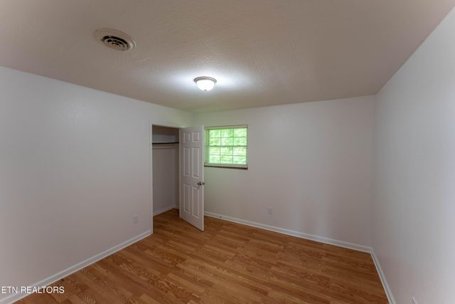 2182 Lakeview Rd, Lenoir City, TN 37772