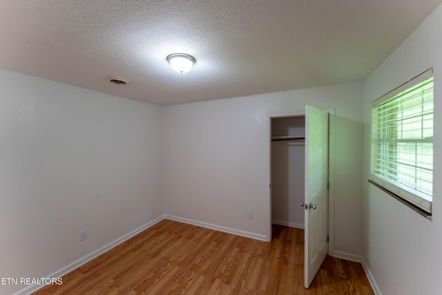 2182 Lakeview Rd, Lenoir City, TN 37772