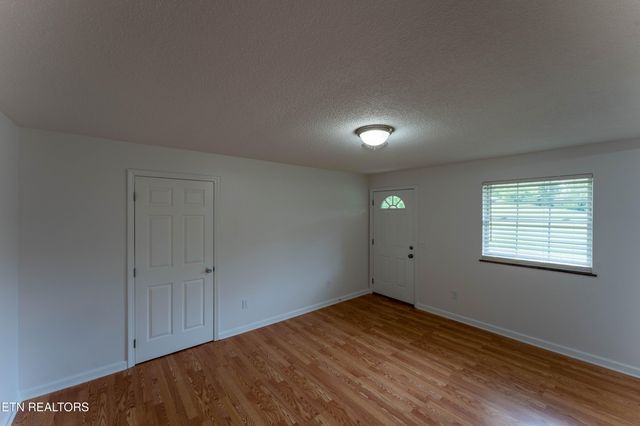 2182 Lakeview Rd, Lenoir City, TN 37772