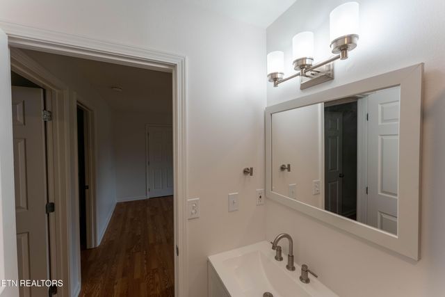 2182 Lakeview Rd, Lenoir City, TN 37772