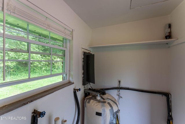 2182 Lakeview Rd, Lenoir City, TN 37772