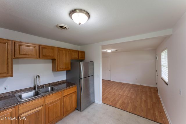 2182 Lakeview Rd, Lenoir City, TN 37772