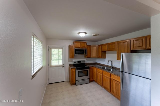 2182 Lakeview Rd, Lenoir City, TN 37772