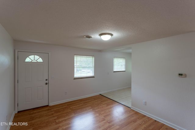 2182 Lakeview Rd, Lenoir City, TN 37772