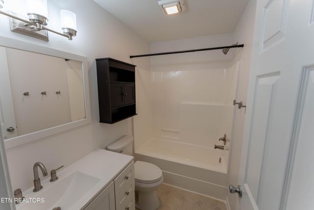 2182 Lakeview Rd, Lenoir City, TN 37772