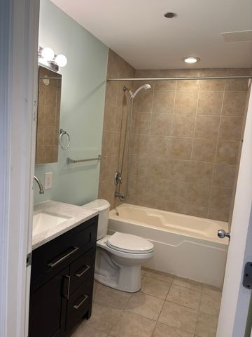 1122 W Catalpa Avenue 902, Chicago, IL 60640