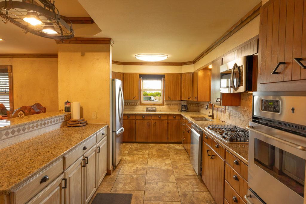 Image 10 of property listing at 817 County Road 130, Ballinger, TX 76821