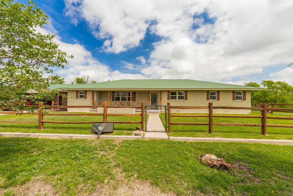 Image 5 of property listing at 817 County Road 130, Ballinger, TX 76821