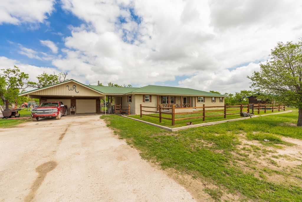 Image 7 of property listing at 817 County Road 130, Ballinger, TX 76821