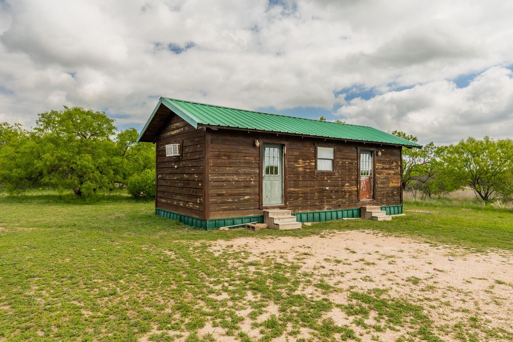 Image 9 of property listing at 817 County Road 130, Ballinger, TX 76821