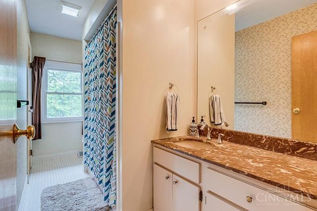 5558 Foxrun Court, Cincinnati, OH 45239