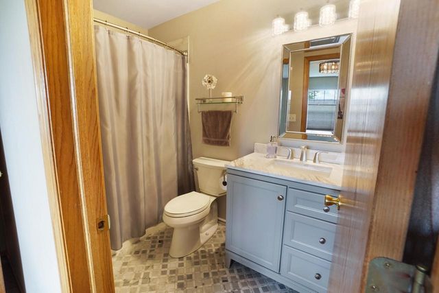 1100 E Keri LANE, Oak Creek, WI 53154