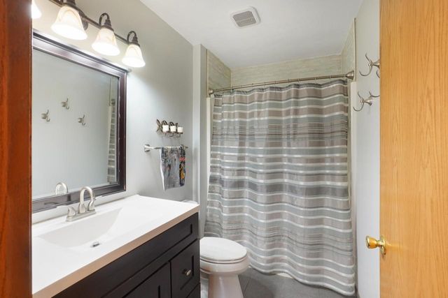 1100 E Keri LANE, Oak Creek, WI 53154