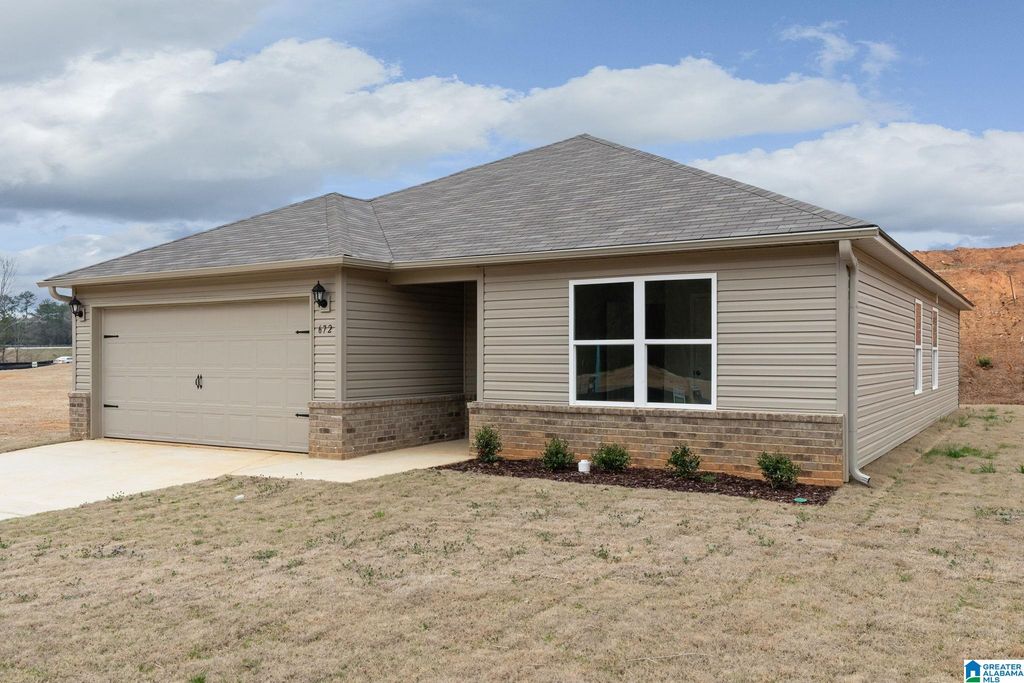 323 AMBER AVENUE, Calera, AL 35040