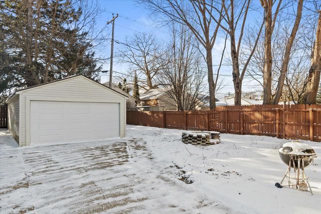 2319 E Eden PLACE, Saint Francis, WI 53235