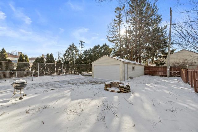 2319 E Eden PLACE, Saint Francis, WI 53235